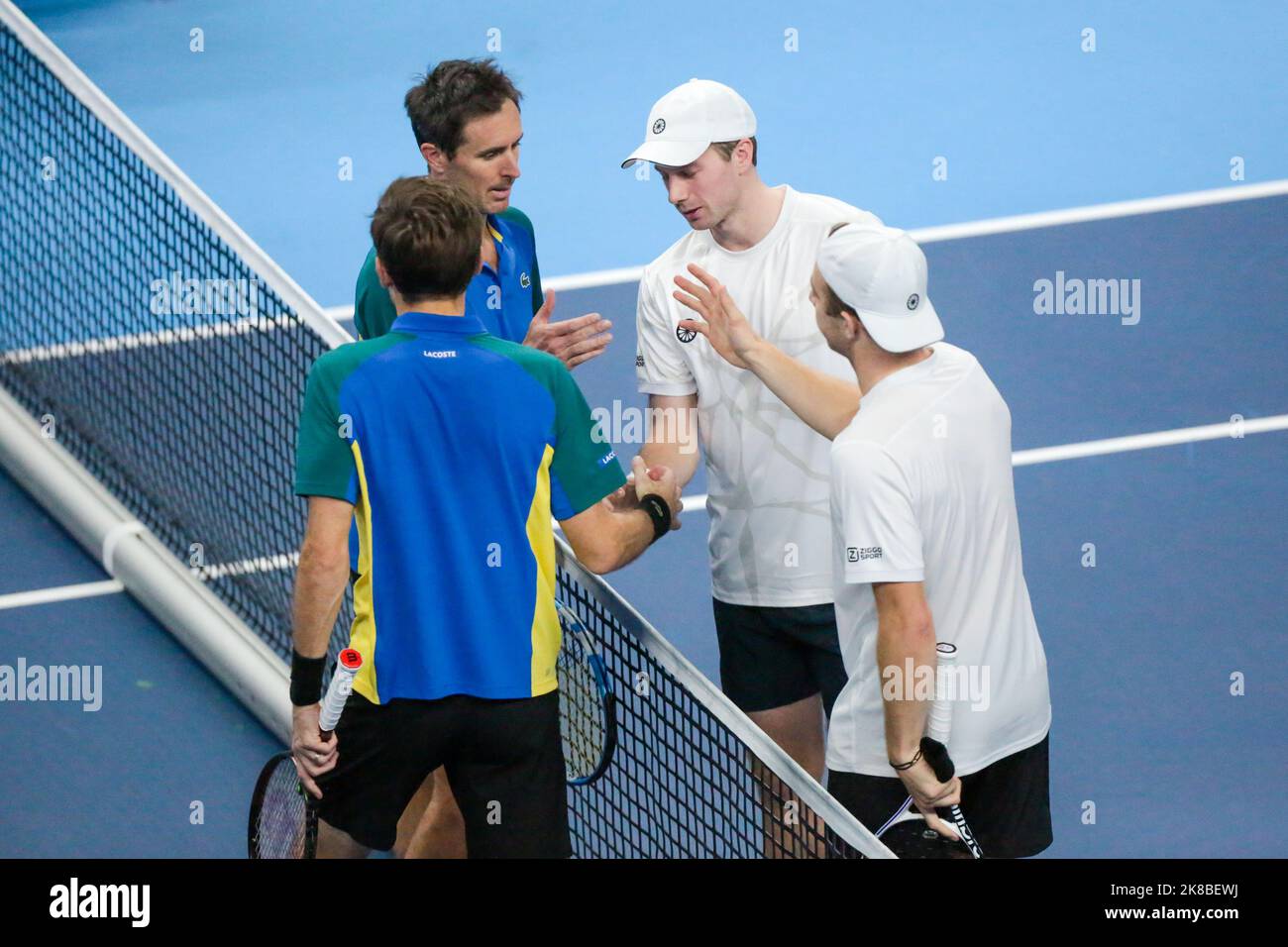 Il francese Nicolas Mahut, il francese Edouard Roger-Vasselin, l'olandese Tallon Griekspoor e l'olandese Botic Van de Zandschulp, raffigurati dopo la partita di semifinale maschile tra l'olandese Pair Griekspoor - Van de Zandschulp e la francese Pair Mahut - Roger-Vasselin, al torneo europeo di tennis aperto di Anversa, sabato 22 ottobre 2022. FOTO DI BELGA MARIJN DE KEYZER Foto Stock