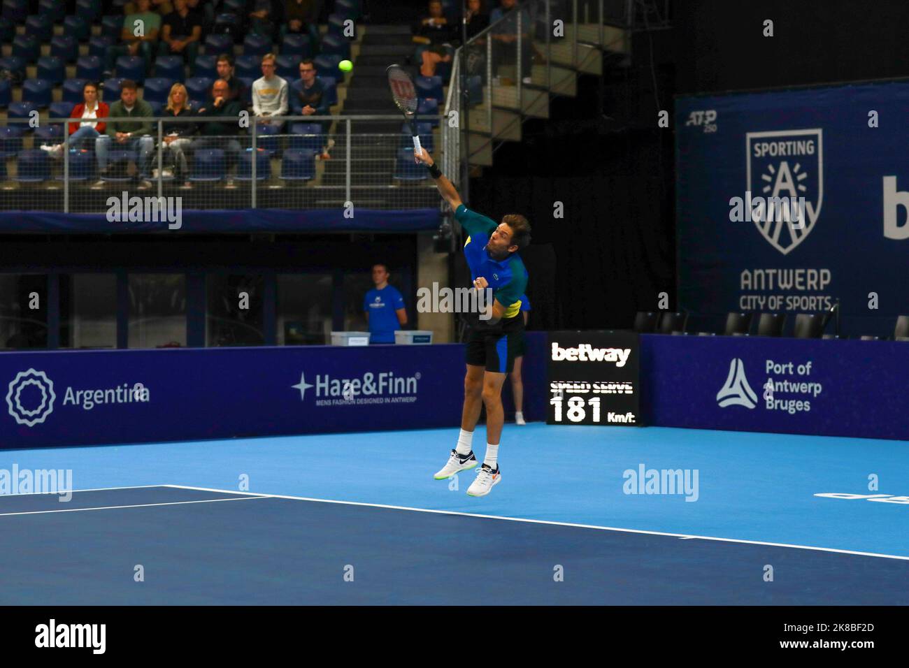 Il francese Nicolas Mahut ha mostrato in azione durante la partita di semifinale maschile tra l'olandese Pair Griekspoor - Van de Zandschulp e il francese Pair Mahut - Roger-Vasselin, al torneo europeo Open Tennis ATP, ad Anversa, sabato 22 ottobre 2022. FOTO DI BELGA MARIJN DE KEYZER Foto Stock