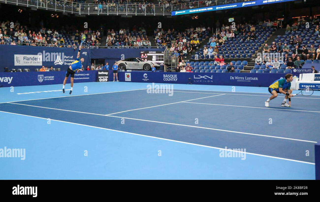 Il francese Nicolas Mahut e il francese Edouard Roger-Vasselin hanno raffigurato durante la semifinale maschile la coppia olandese Griekspoor - Van de Zandschulp e il francese Pair Mahut - Roger-Vasselin, al torneo europeo Open Tennis ATP, ad Anversa, sabato 22 ottobre 2022. FOTO DI BELGA MARIJN DE KEYZER Foto Stock