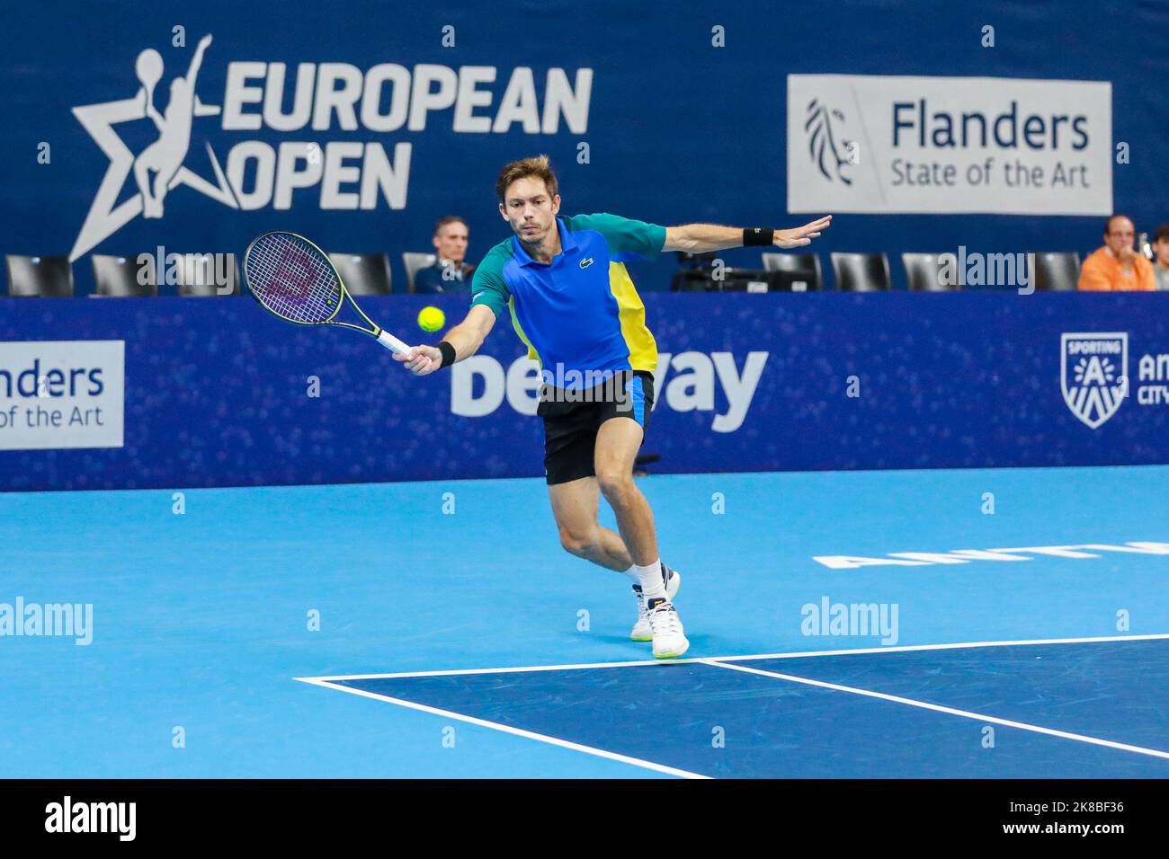 Il francese Nicolas Mahut ha mostrato in azione durante la partita di semifinale maschile tra l'olandese Pair Griekspoor - Van de Zandschulp e il francese Pair Mahut - Roger-Vasselin, al torneo europeo Open Tennis ATP, ad Anversa, sabato 22 ottobre 2022. FOTO DI BELGA MARIJN DE KEYZER Foto Stock