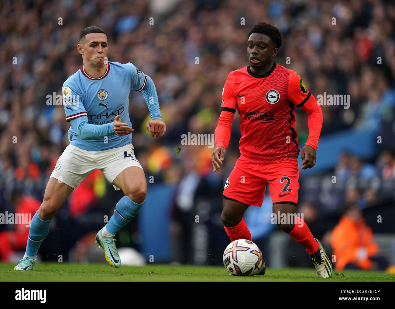 Phil Foden (a sinistra) di Manchester City e Tariq Lamptey di Brighton e Hove Albion si battono per la palla durante la partita della Premier League all'Etihad Stadium, Manchester. Data immagine: Sabato 22 ottobre 2022. Foto Stock