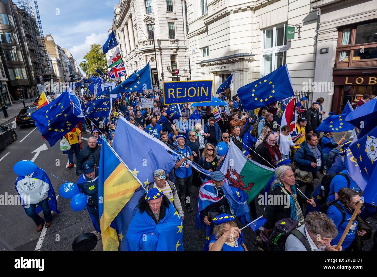 Londra, Regno Unito. 22 ottobre 2022. I sostenitori dell'UE camminano lungo St James's nella prima marcia nazionale di ricongiungersi da Park Lane a Parliament Square. I partecipanti vogliono che il Regno Unito aderisca nuovamente all’Unione europea sostenendo che la Brexit è un impatto negativo sull’economia e ha contribuito al costo costante della crisi. Credit: Stephen Chung / Alamy Live News Foto Stock