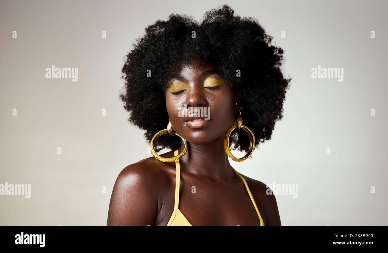 Donna nera, trucco viso e bellezza occhi chiusi, pensiero o ispirazione moda. Modello africano, cura dei capelli afro ed elegante, unico designer d'oro Foto Stock