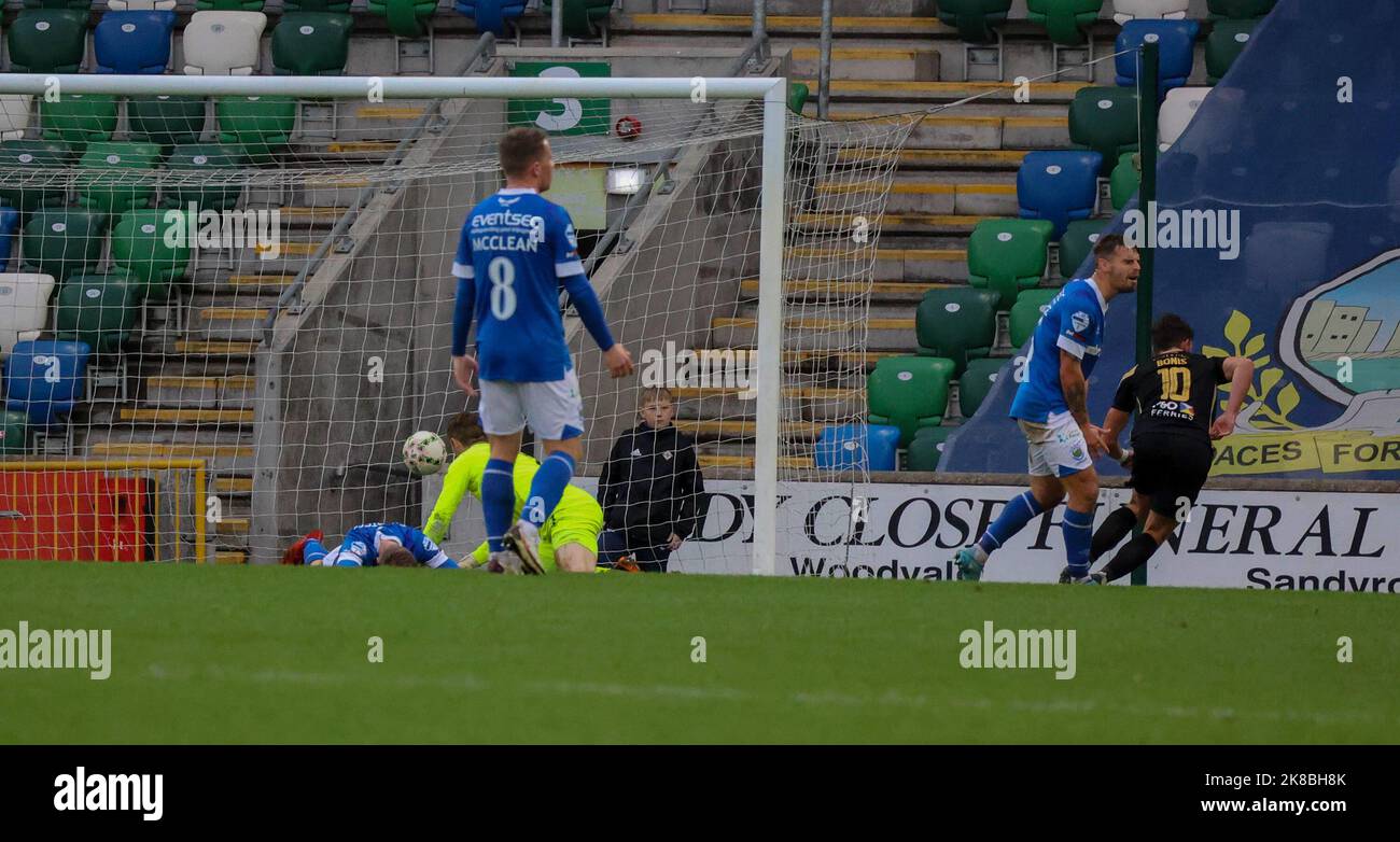 Windsor Park, Belfast, Irlanda del Nord, Regno Unito. 22 Ott 2022. Danske Bank Premiership – Linfield / Larne. Azione dal gioco di oggi al Windsor Park (Linfield in blu). Lee Bonis (10) (bendaggio braccio sinistro) lo rende 3-1 a Larne. Credit: CAZIMB/Alamy Live News. Foto Stock