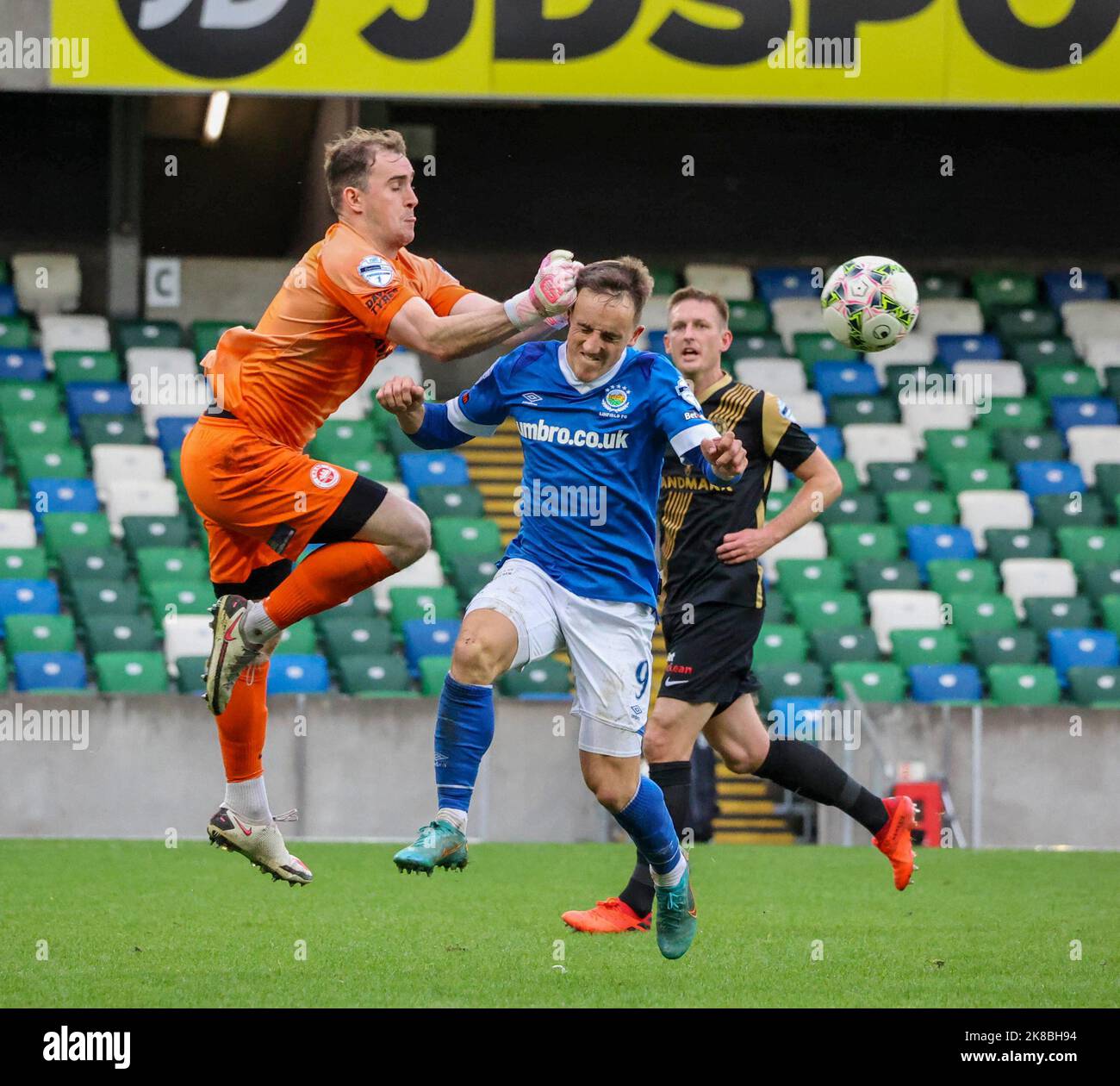 Windsor Park, Belfast, Irlanda del Nord, Regno Unito. 22 Ott 2022. Danske Bank Premiership – Linfield / Larne. Azione dal gioco di oggi al Windsor Park (Linfield in blu). Rohan Ferguson e Joel Cooper si scontrano. Credit: CAZIMB/Alamy Live News. Foto Stock