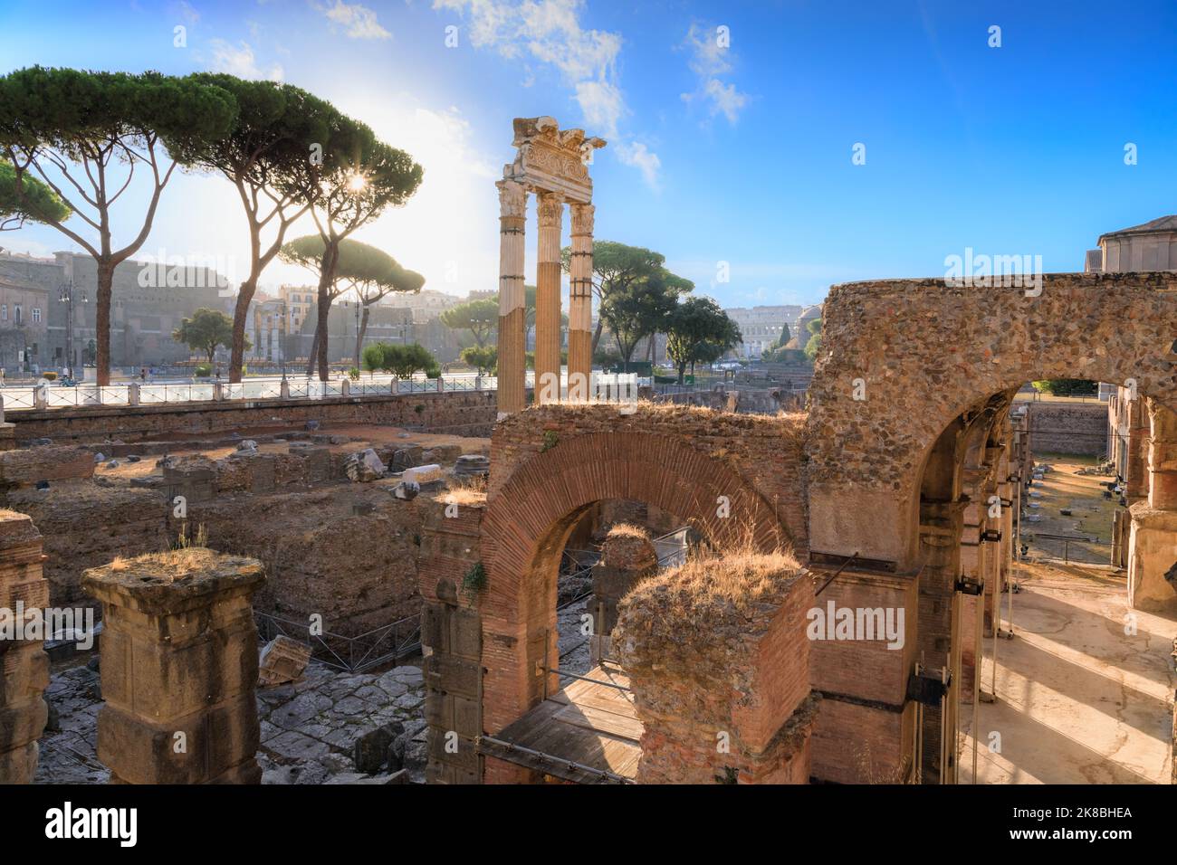Vista urbana di Roma: Via dei fori Imperiali. Attraversa i fori Imperiali: Sullo sfondo il Foro di Augusto e il Foro di Cesare. Foto Stock