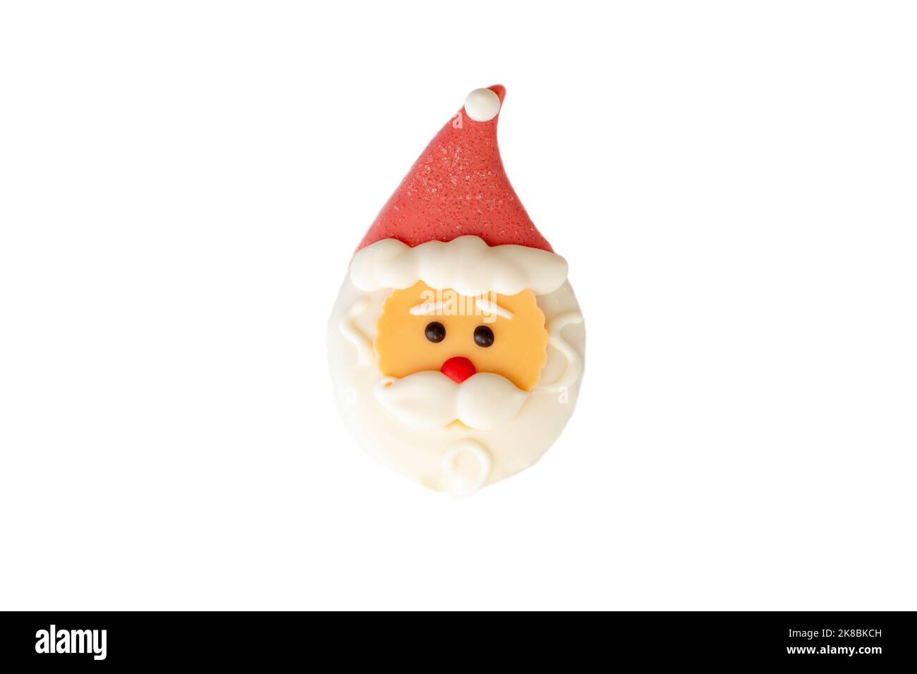 Un dolce dessert a forma di testa di Babbo Natale, con un cappellino rosso, isolato Foto Stock