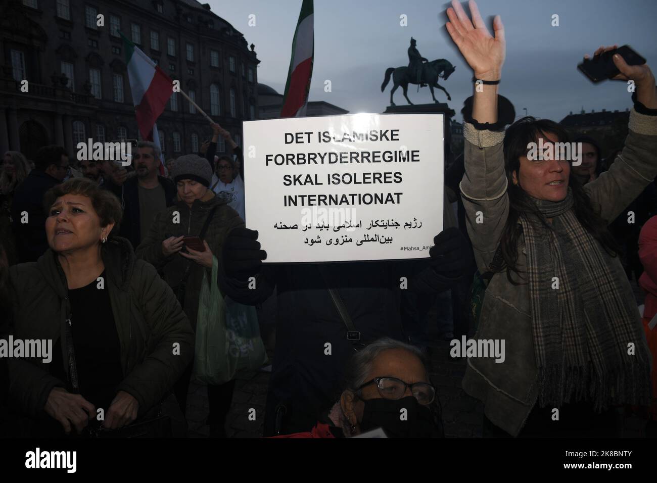 Copenaghen/Danimarca/22 ottobre 2022/ Irianina, residente in Danimarca, ha organizzato una manifestazione di protesta in violazione del parlamento danese christiansborg contro il governo iraniano . (Foto. Francis Dean/Dean Pictures. Foto Stock