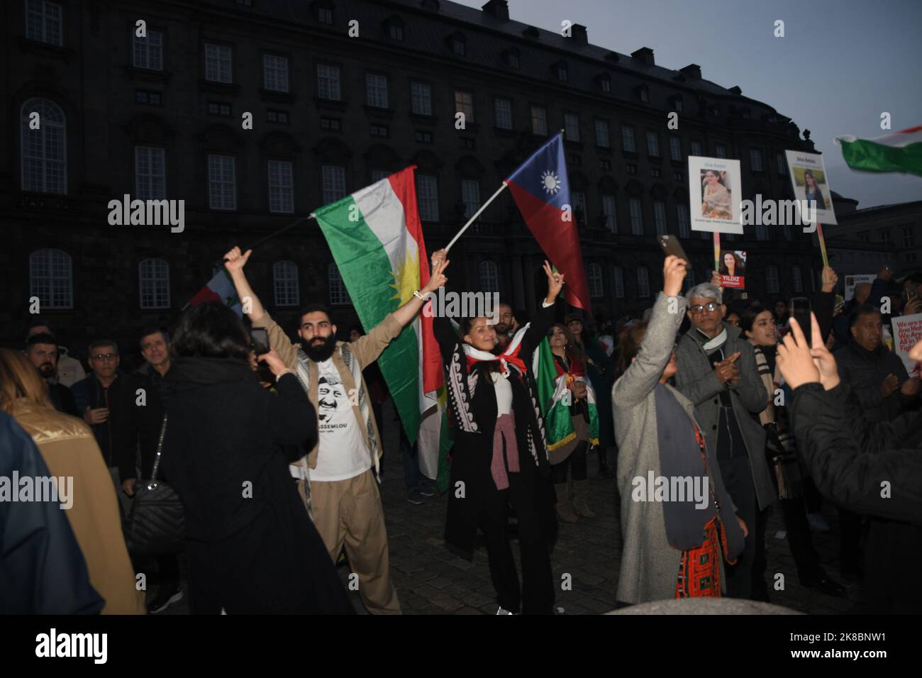 Copenaghen/Danimarca/22 ottobre 2022/ Irianina, residente in Danimarca, ha organizzato una manifestazione di protesta in violazione del parlamento danese christiansborg contro il governo iraniano . (Foto. Francis Dean/Dean Pictures. Foto Stock