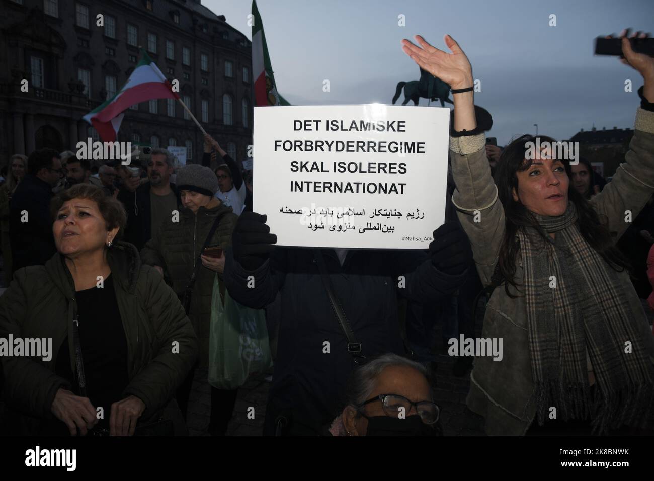 Copenaghen/Danimarca/22 ottobre 2022/ Irianina, residente in Danimarca, ha organizzato una manifestazione di protesta in violazione del parlamento danese christiansborg contro il governo iraniano . (Foto. Francis Dean/Dean Pictures. Foto Stock