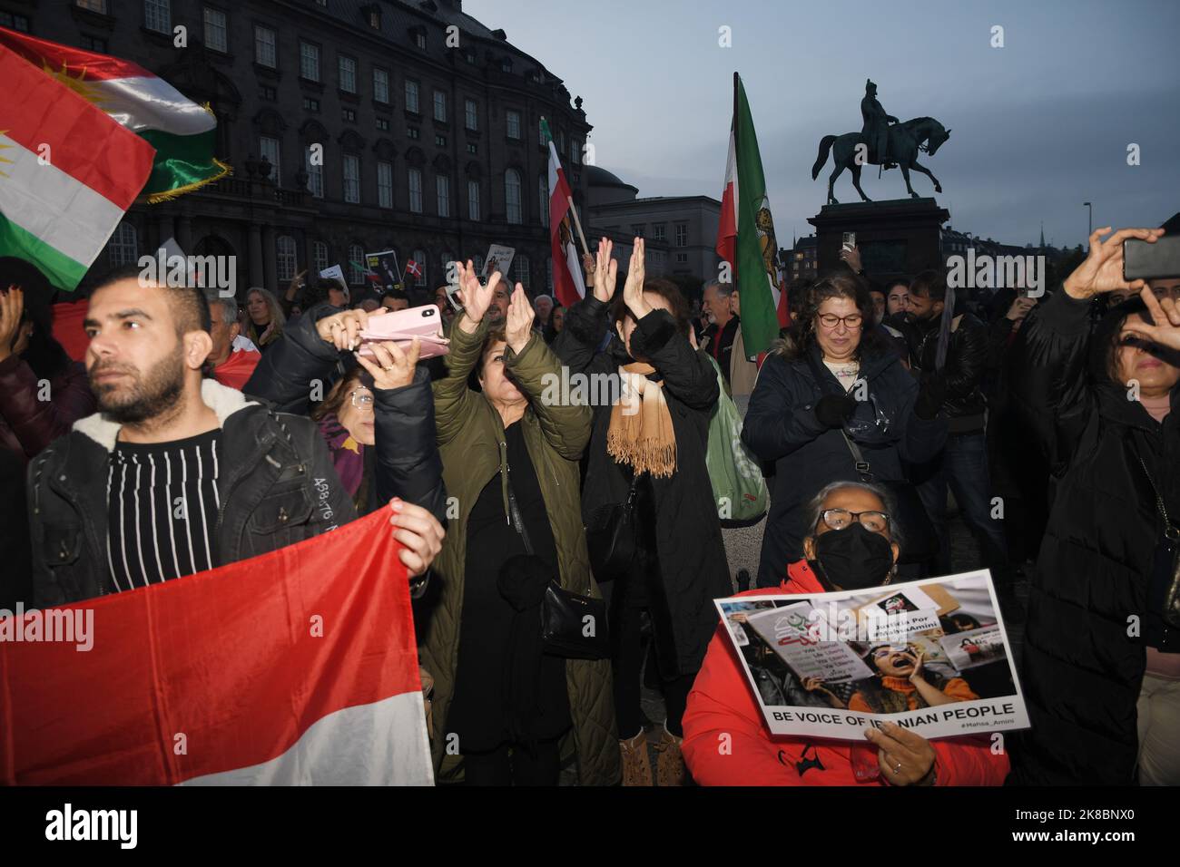 Copenaghen/Danimarca/22 ottobre 2022/ Irianina, residente in Danimarca, ha organizzato una manifestazione di protesta in violazione del parlamento danese christiansborg contro il governo iraniano . (Foto. Francis Dean/Dean Pictures. Foto Stock