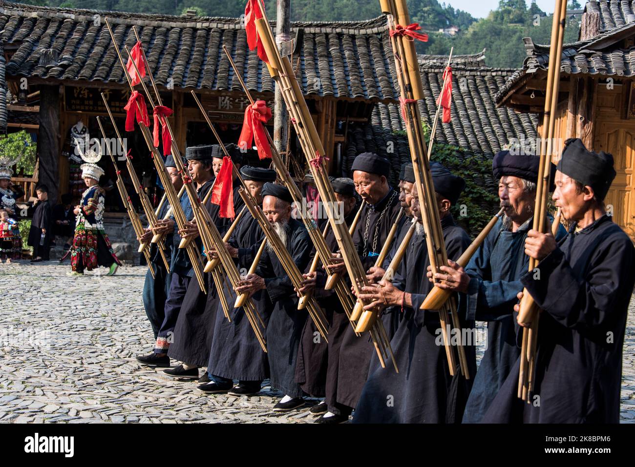 Uomini e donne del Langde Upper Miao, un villaggio etnico nel sud della Cina, vestito in costumi tradizionali durante la cerimonia del Festival di Lusheng. Foto Stock
