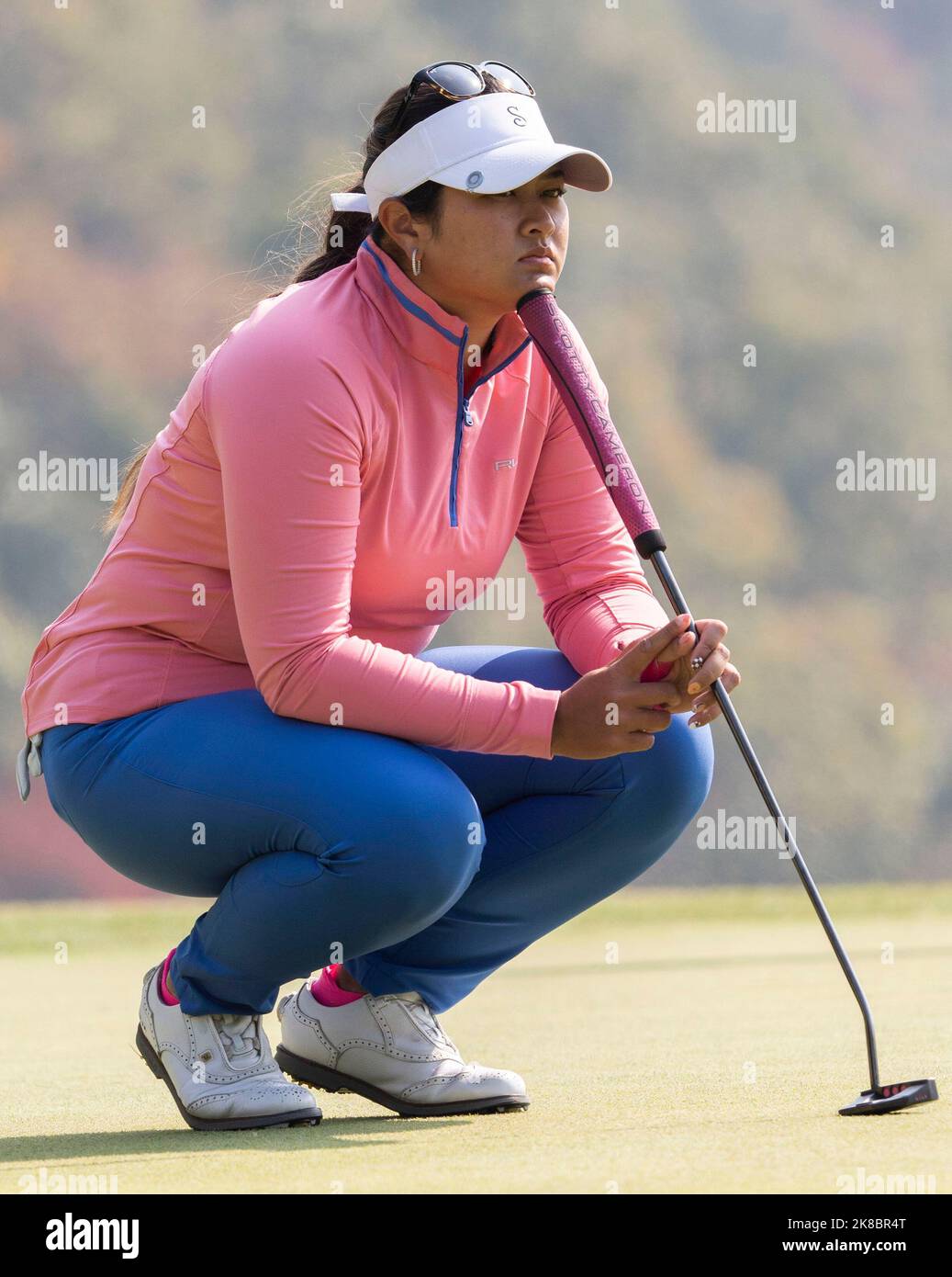 Wonju, Corea del Sud. 22nd Ott 2022. Lilia Vu dagli USA, allinea un putt sull'ottavo green durante il terzo round del BMW Ladies Championship all'Oak Valley Country Club di Wonju, Corea del Sud, il 22 ottobre 2022. (Foto di: Lee Young-ho/Sipa USA) Credit: Sipa USA/Alamy Live News Foto Stock