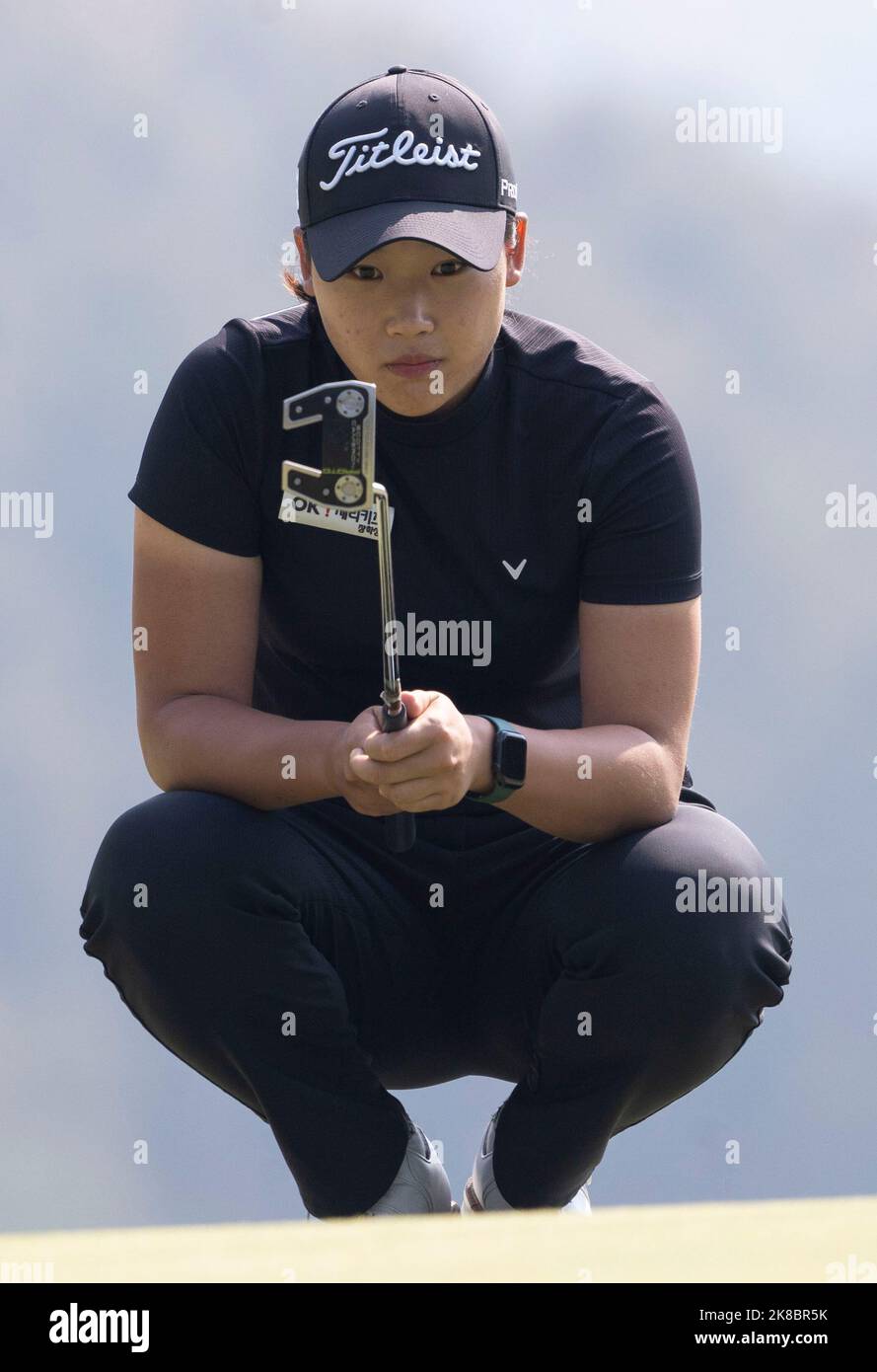 Wonju, Corea del Sud. 22nd Ott 2022. Il dilettante Minsol Kim della Corea del Sud putta sull'ottavo green durante il terzo round del BMW Ladies Championship all'Oak Valley Country Club di Wonju, Corea del Sud, il 22 ottobre 2022. (Foto di: Lee Young-ho/Sipa USA) Credit: Sipa USA/Alamy Live News Foto Stock