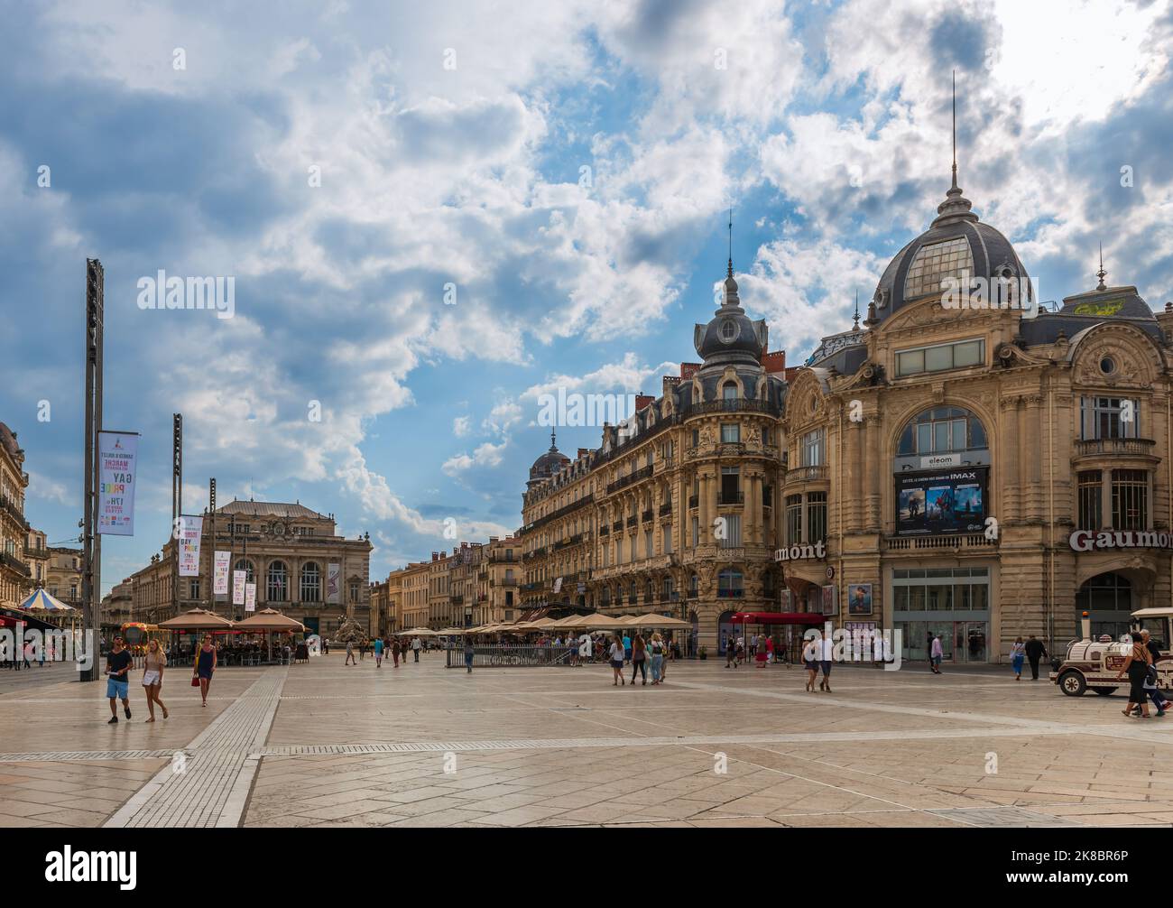 Commedia piazza con il teatro e le sue facciate classiche, a Montpellier, Occitanie, Francia Foto Stock