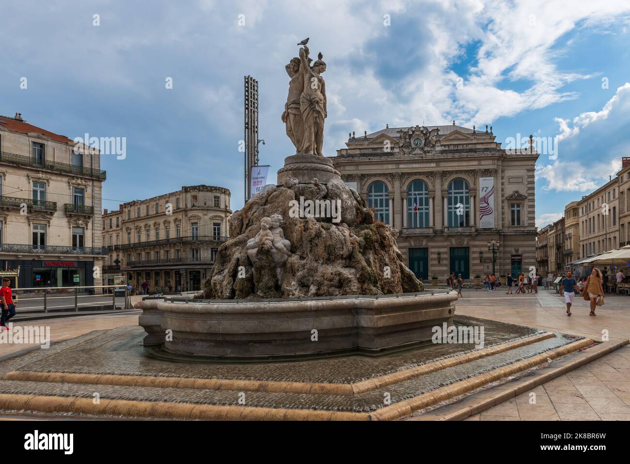 Fontana delle tre grazie e opera in piazza commedia, a Montpellier, Occitanie, Francia Foto Stock