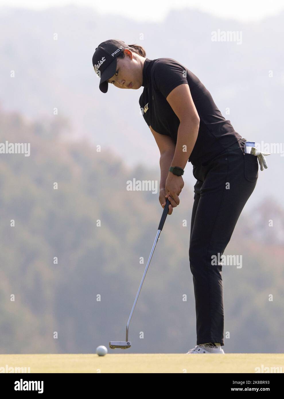 Wonju, Corea del Sud. 22nd Ott 2022. Il dilettante Minsol Kim della Corea del Sud putta sull'ottavo green durante il terzo round del BMW Ladies Championship all'Oak Valley Country Club di Wonju, Corea del Sud, il 22 ottobre 2022. (Foto di: Lee Young-ho/Sipa USA) Credit: Sipa USA/Alamy Live News Foto Stock