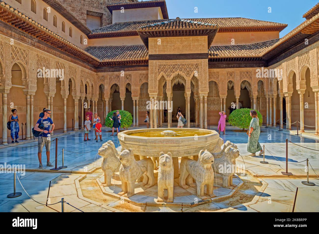 Il Palazzo dei Leoni, uno dei 3 palazzi principali del complesso del Palazzo dell'Alhambra a Granada, Andalusia, Spagna. Foto Stock