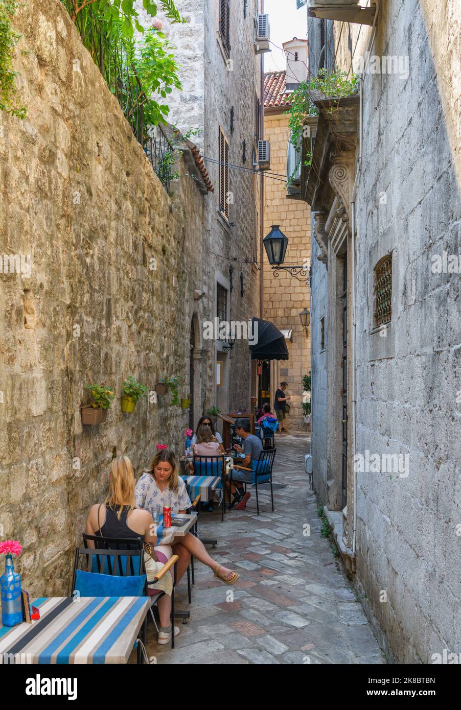 Ristorante sulla strada laterale nella città vecchia, Kotor, Montenegro Foto Stock