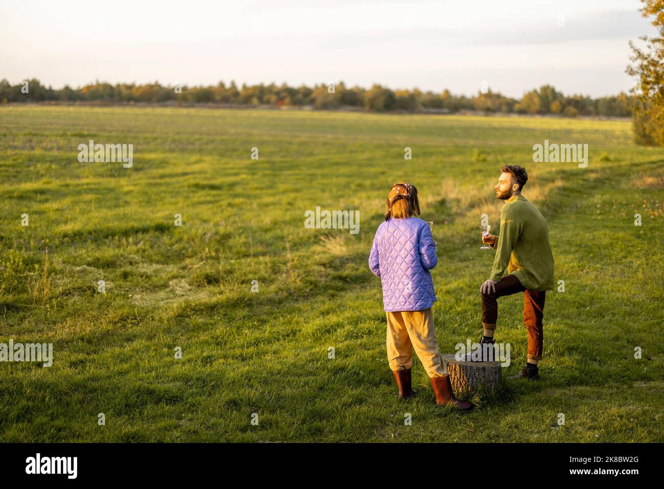 Coppia appendere fuori sulla natura durante il tramonto Foto Stock