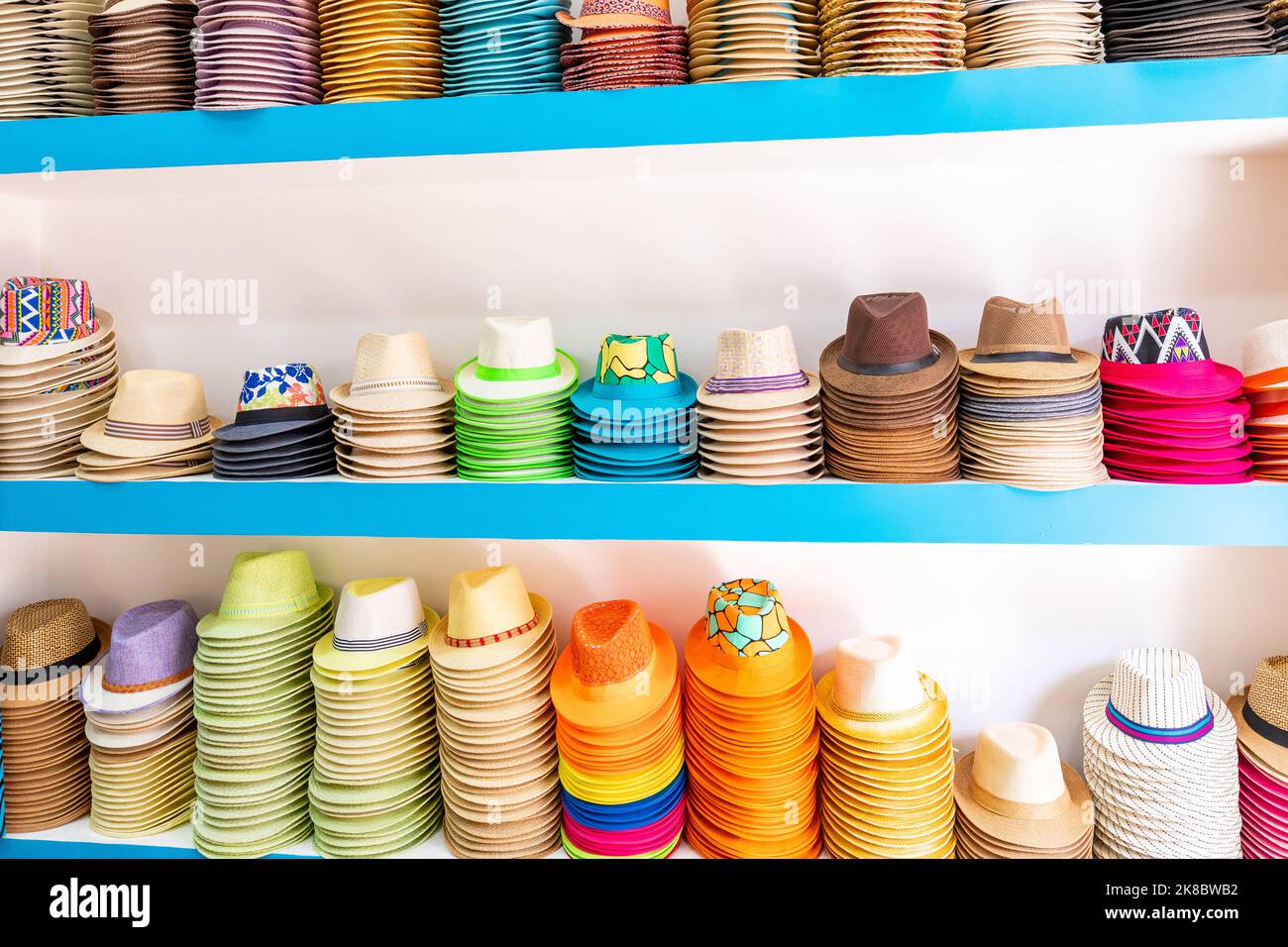 Fatte a mano Panama cappelli presso il tradizionale mercato all'aperto. Popolare souvenir da America centrale. Foto Stock