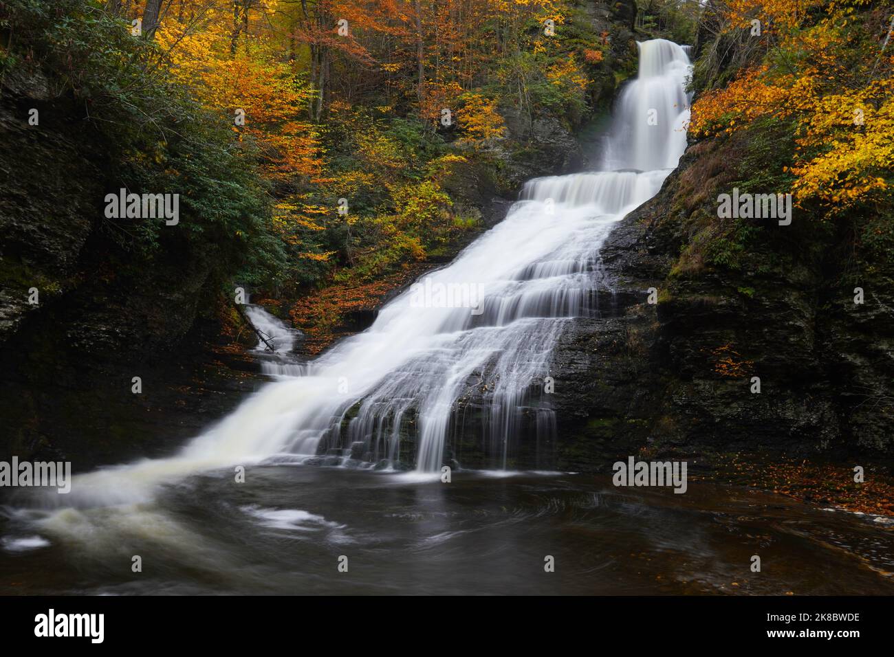 Colori di caduta intorno alle cascate di Dingmans nel Poconos in Pennsylvania Foto Stock