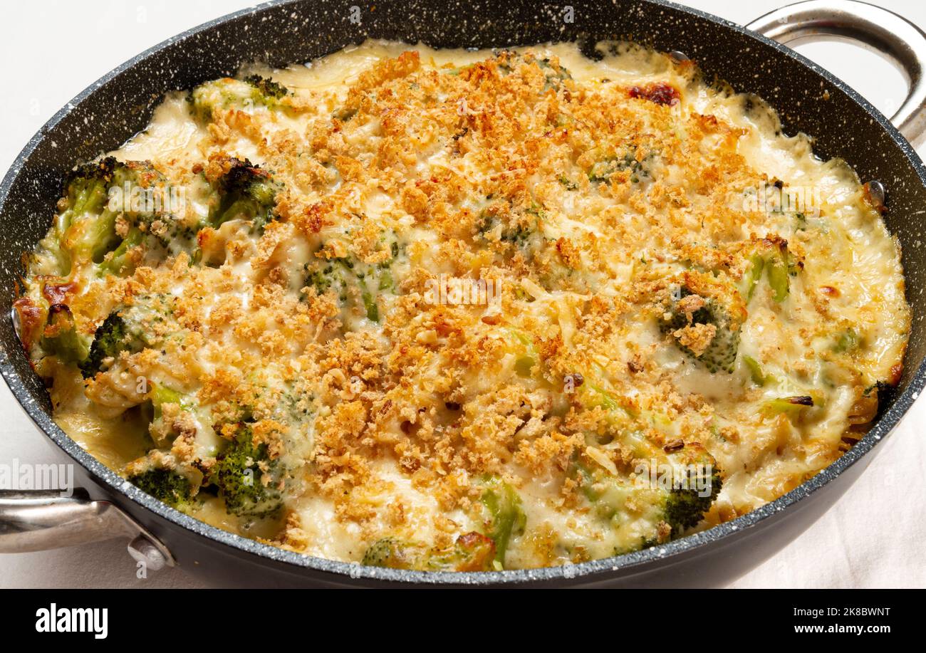 Broccoli con pasta di grano integrale e pangrattato in padella Foto Stock