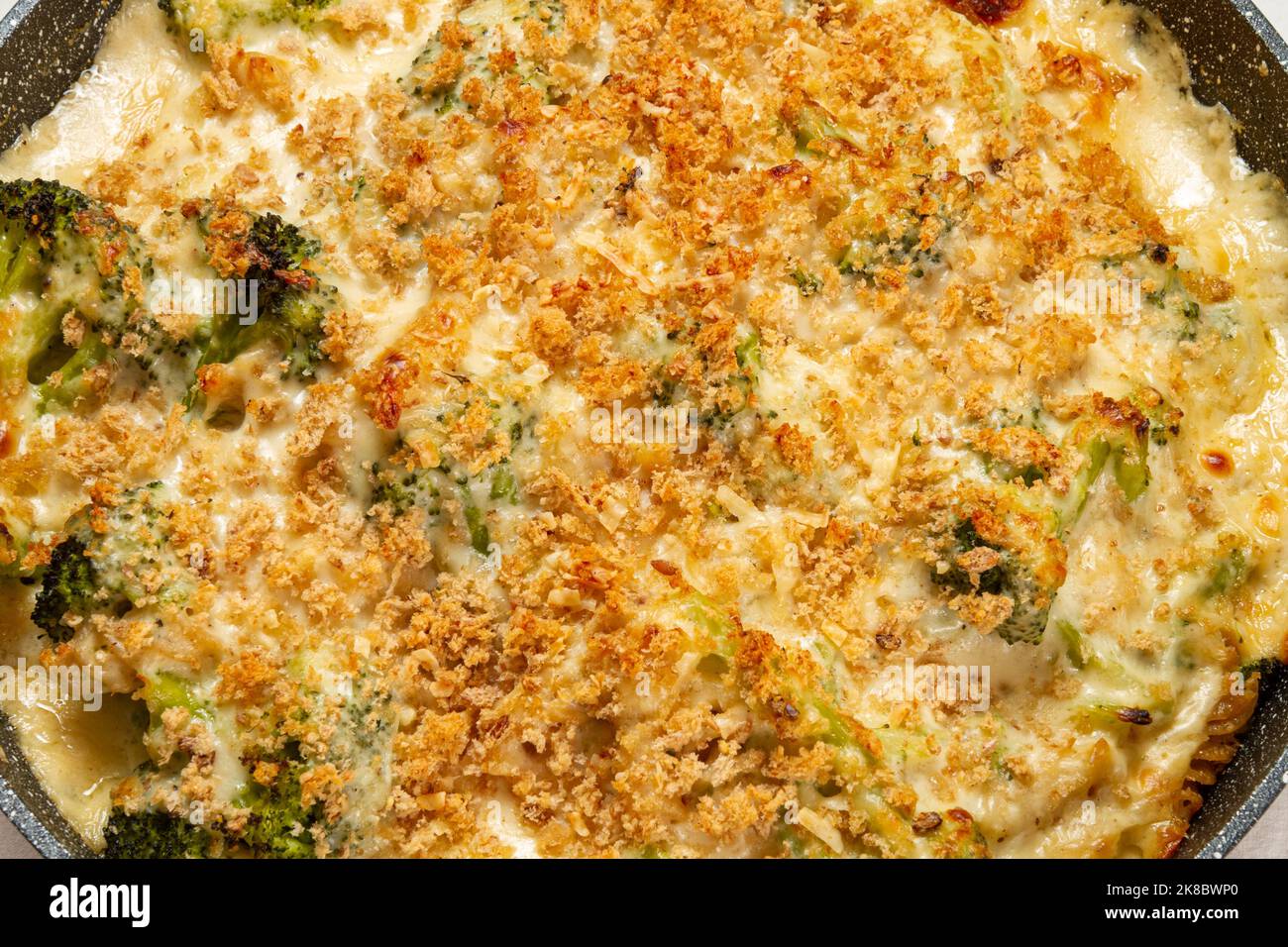 Broccoli con pasta di grano integrale e pangrattato dall'alto Foto Stock