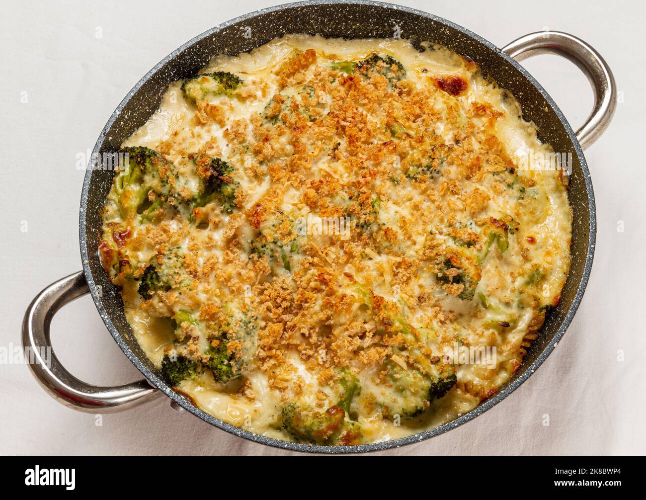Broccoli con pasta di grano integrale e pangrattato Foto Stock