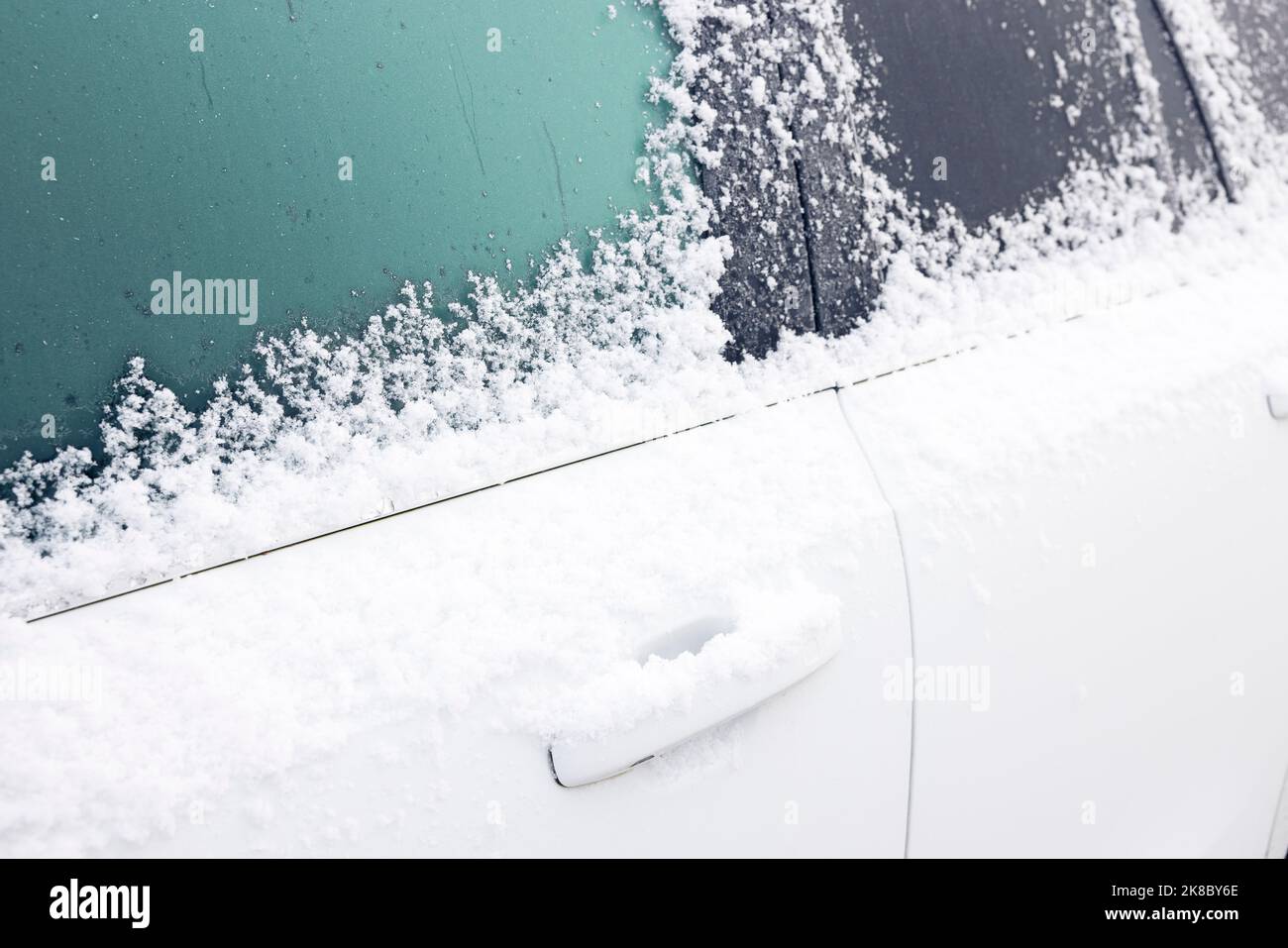 Neve e ghiaccio che ricoprono un'auto in inverno, scenario nevoso nel Regno Unito Foto Stock
