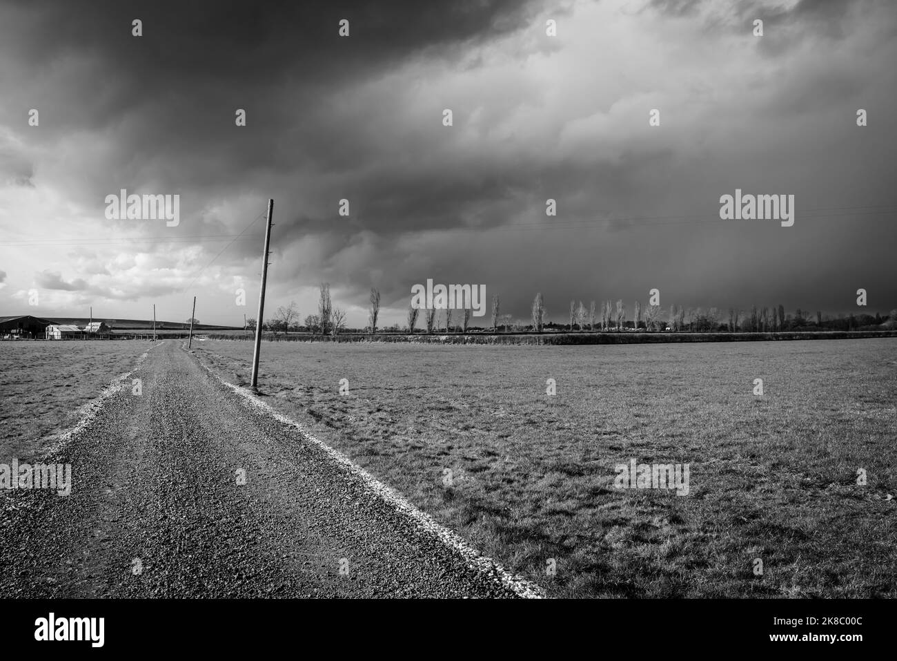 Fattoria nel Regno Unito ad Aylesbury vale, Buckinghamshire. Moody paesaggio bianco e nero con drammatiche nuvole tempesta Foto Stock