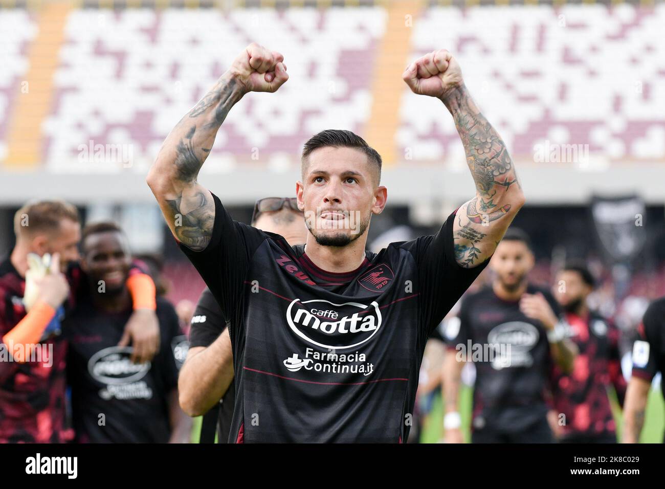 Salerno, Italia. 22nd Ott 2022. Pasquale Mazzocchi di US Salernitana celebra la vittoria durante la Serie A match tra US Salernitana 1919 e Spezia Calcio allo Stadio Arechi di Salerno, Italia, il 22 ottobre 2022. Credit: Giuseppe Maffia/Alamy Live News Foto Stock