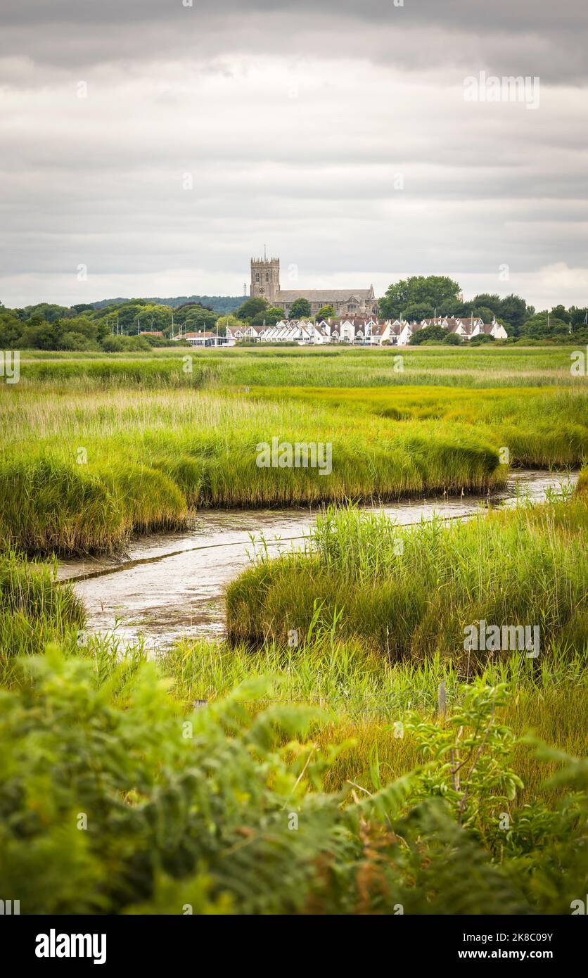 Hengistbury Head riserva naturale paludi con Christchurch Harbour e Priory sullo sfondo. Dorset, Regno Unito Foto Stock