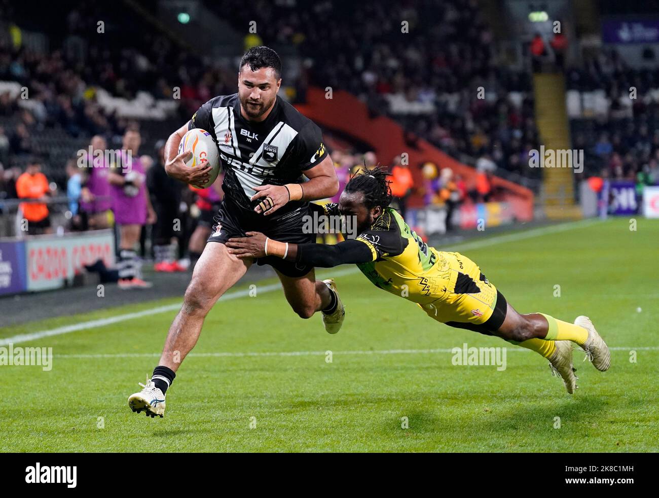 Peta Hiku della Nuova Zelanda segna la seconda prova del suo fianco durante la partita di Coppa del mondo di Rugby League C al MKM Stadium, Kingston upon Hull. Data immagine: Sabato 22 ottobre 2022. Foto Stock