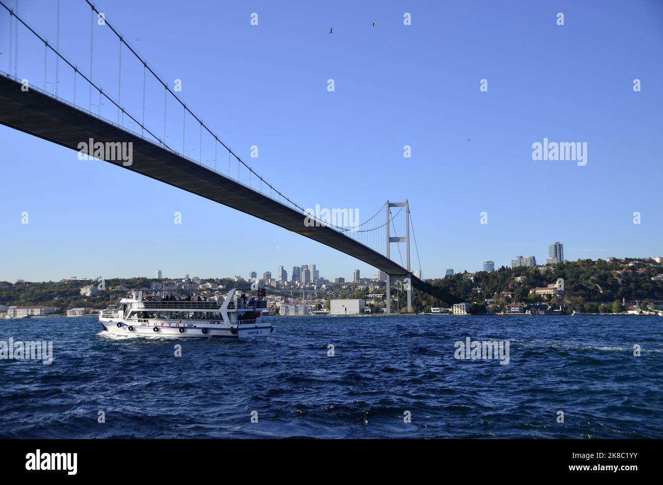15 luglio Ponte dei Martiri, Bosforo e barca turistica. Istanbul Türkiye. Foto Stock