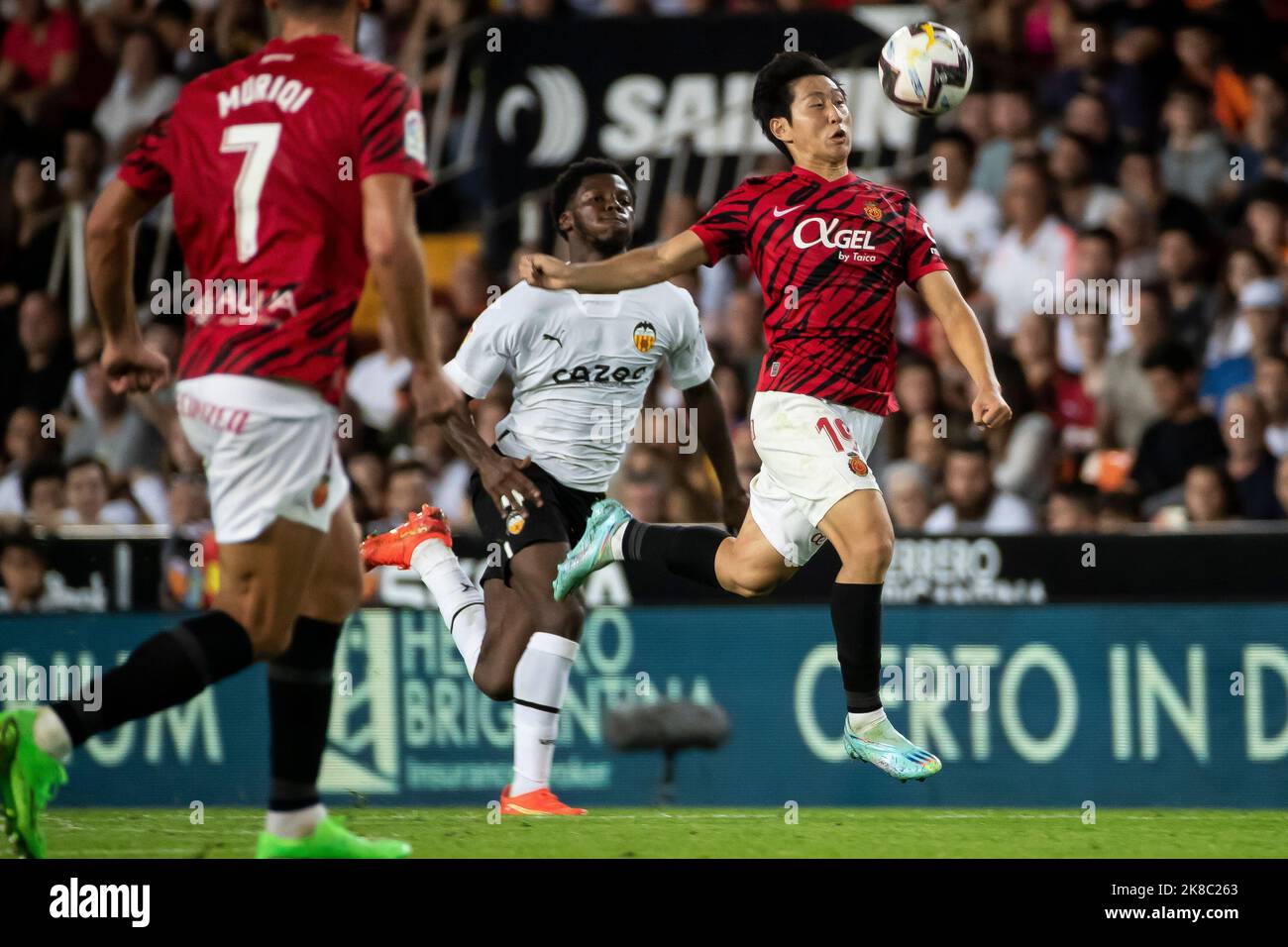 Valencia, Spagna, 22 ottobre 2022. Kang in Lee di RCD Mallorca (R) Durante la partita spagnola la Liga Santander tra Valencia CF e RCD Mallorca allo stadio Mestalla. Foto di Jose Miguel Fernandez /Alamy Live News ) Foto Stock