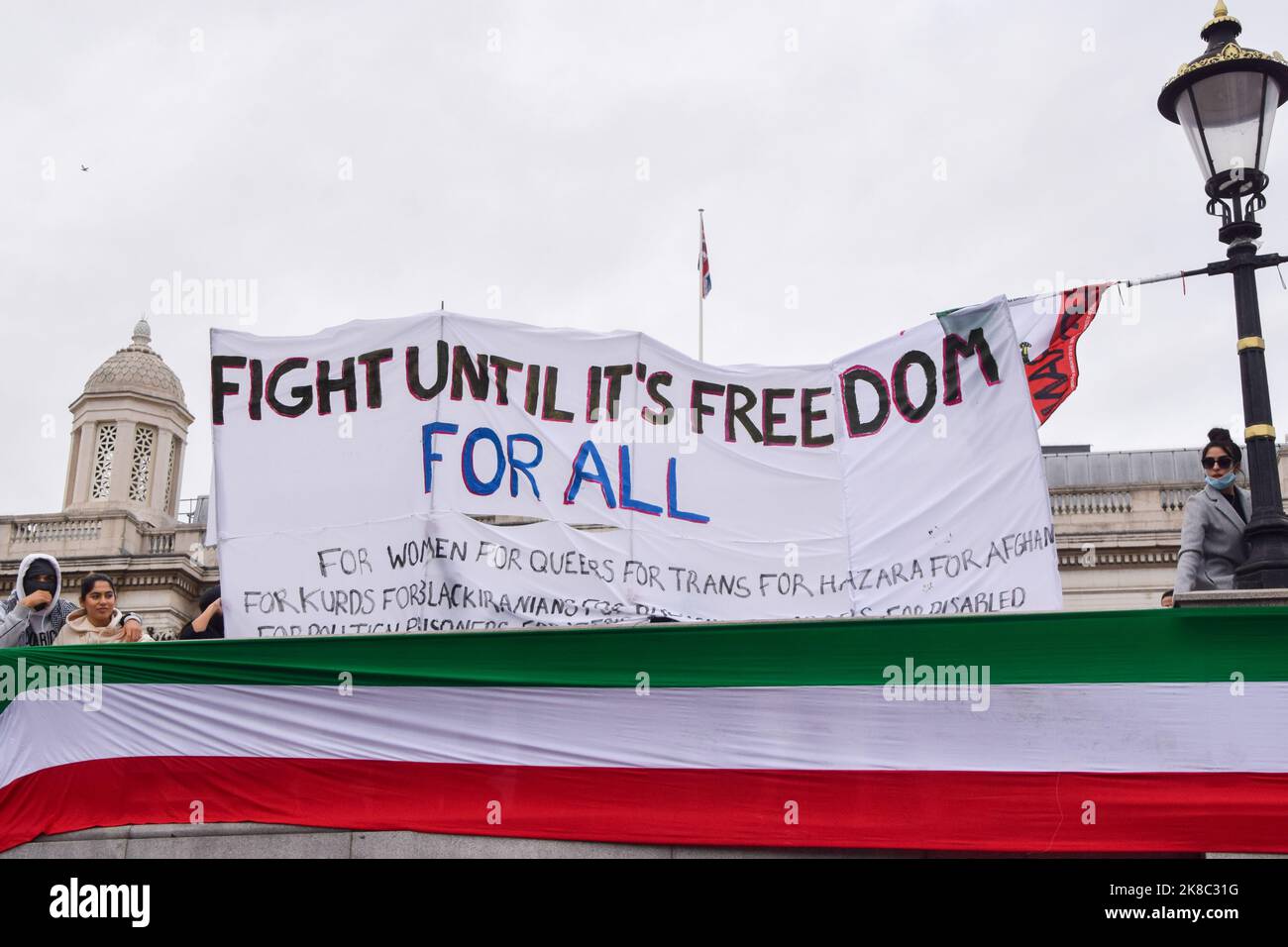 Londra, Regno Unito. 22nd ottobre 2022. Le folle si riuniscono a Trafalgar Square mentre continuano le proteste per Mahsa Amini e per la libertà in Iran. Credit: Vuk Valcic/Alamy Live News Foto Stock