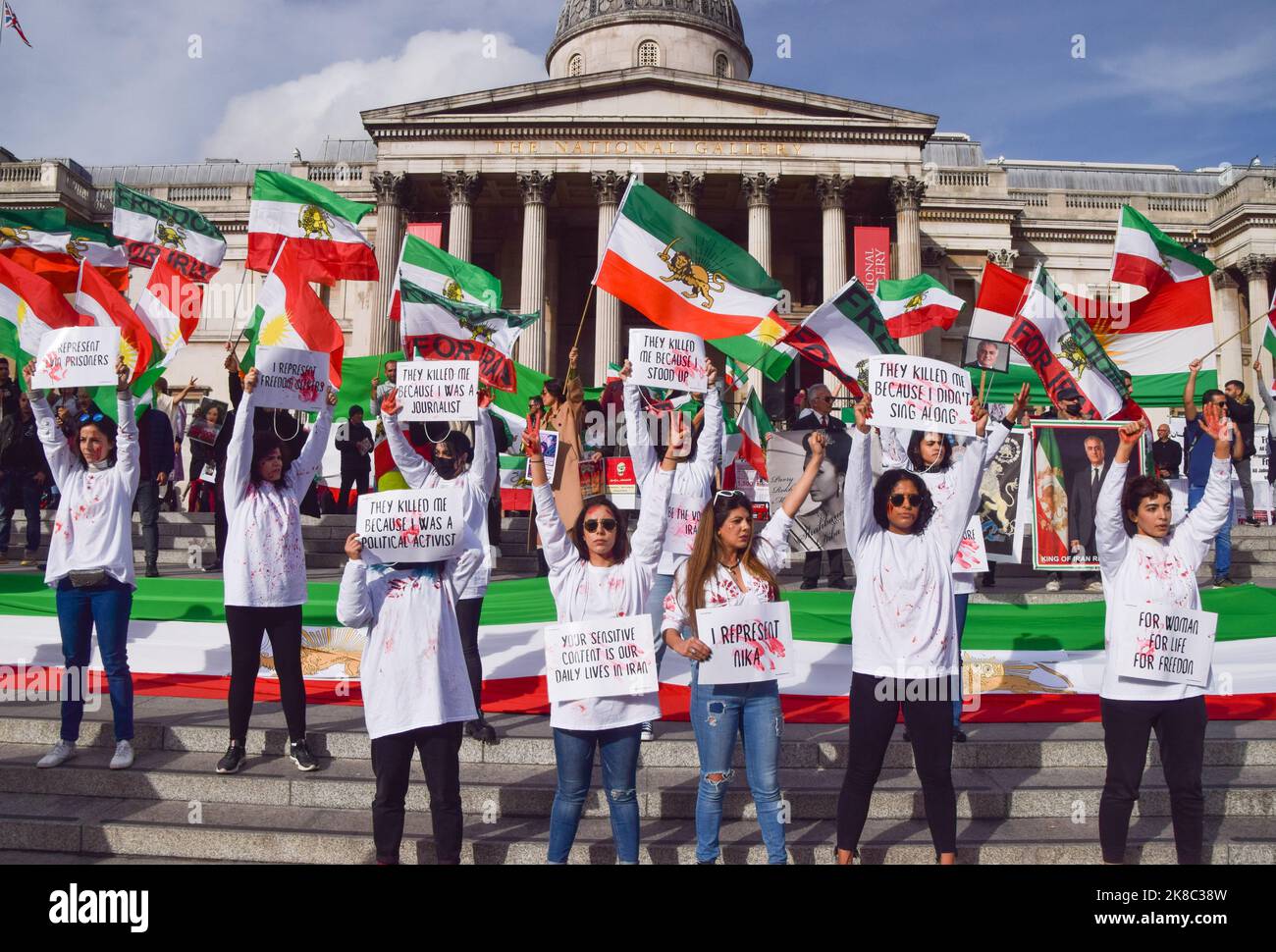 Londra, Regno Unito. 22nd ottobre 2022. Le folle si riuniscono a Trafalgar Square mentre continuano le proteste per Mahsa Amini e per la libertà in Iran. Credit: Vuk Valcic/Alamy Live News Foto Stock
