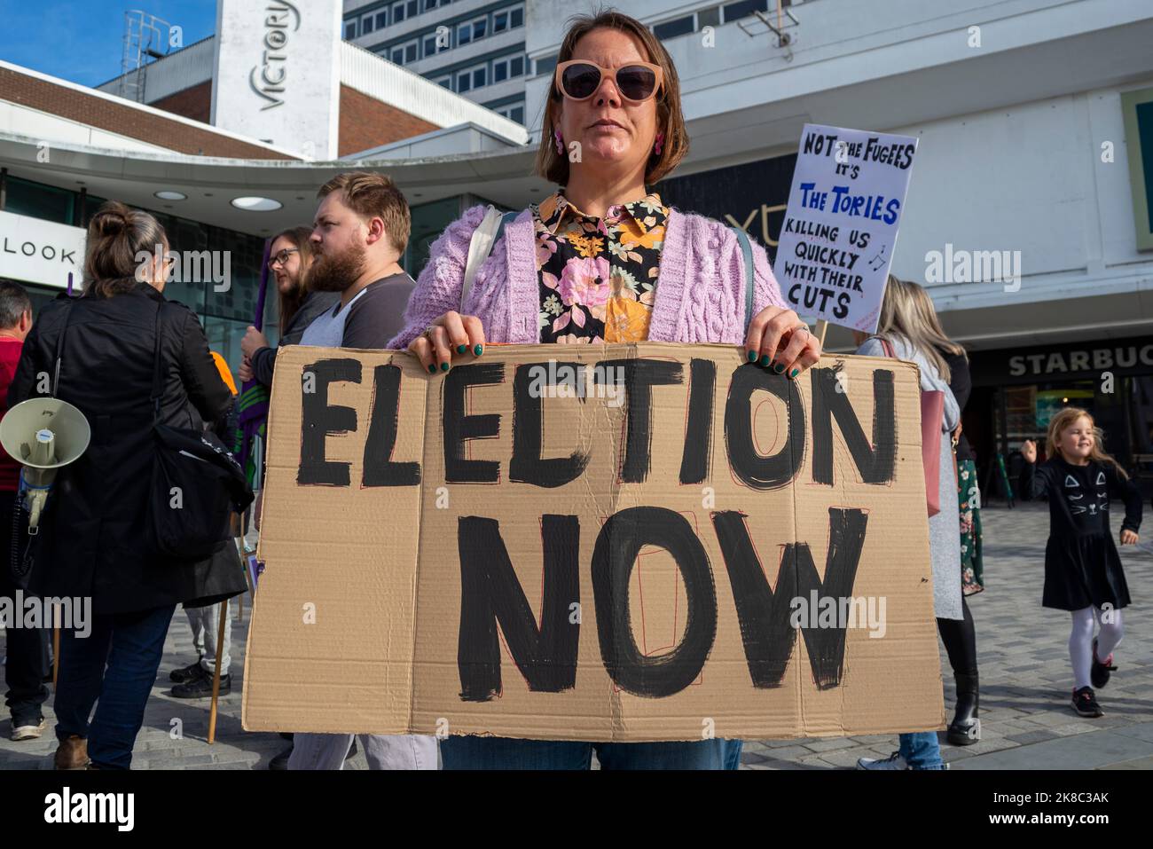 Protesta alle elezioni generali ora protesta il raduno, a seguito delle dimissioni del primo ministro conservatore Liz Truss. Elezione ora cartello Foto Stock