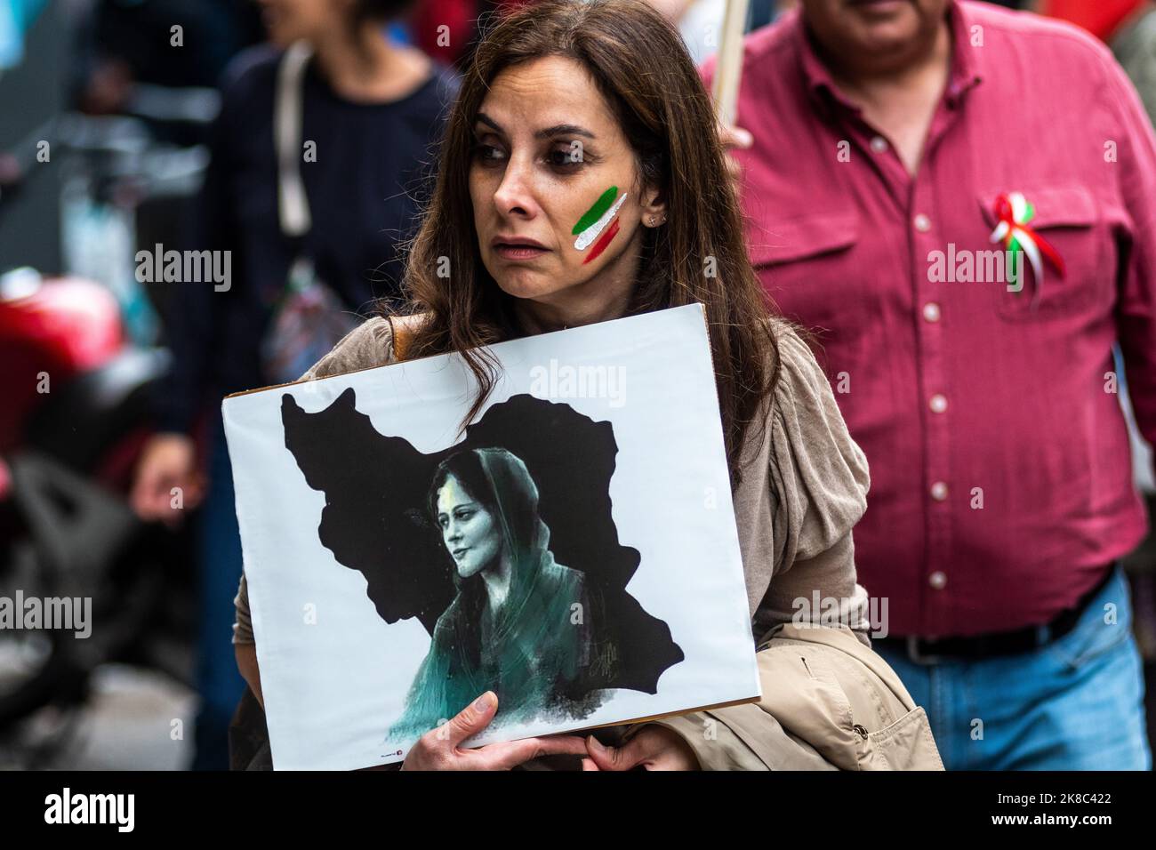 Madrid, Spagna. 22nd Ott 2022. La gente protesta chiedendo la libertà in Iran e contro la morte della donna iraniana Mahsa Amini. Mahsa Amini, 22 anni, è stato arrestato il 13 settembre nella capitale Teheran per aver vestito in modo improprio indossando un velo mal riposto. Morì tre giorni dopo in una stazione di polizia dove era detenuta. Credit: Marcos del Mazo/Alamy Live News Foto Stock