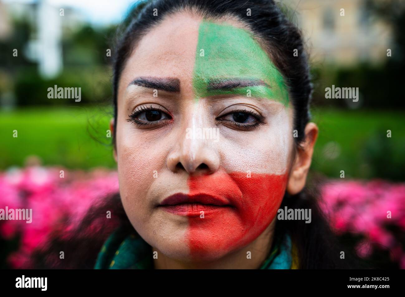 Madrid, Spagna. 22nd Ott 2022. Una donna con la bandiera dell'Iran dipinse sul suo volto in posa per un quadro durante una manifestazione che chiedeva la libertà in Iran e contro la morte della donna iraniana Mahsa Amini. Mahsa Amini, 22 anni, è stato arrestato il 13 settembre nella capitale Teheran per aver vestito in modo improprio indossando un velo mal riposto. Morì tre giorni dopo in una stazione di polizia dove era detenuta. Credit: Marcos del Mazo/Alamy Live News Foto Stock