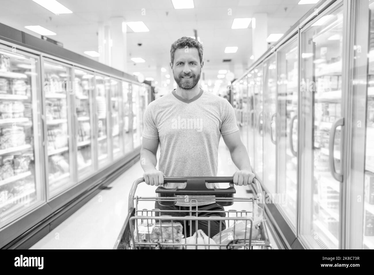 cliente con carrello di acquisto di cibo a alimentari, supermercato Foto Stock