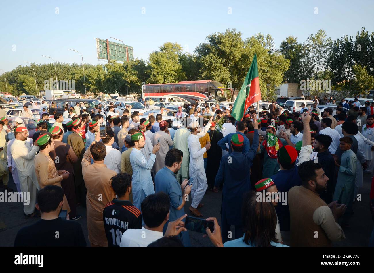 I sostenitori del partito dell'ex primo ministro Imran Khan cantano slogan mentre bloccano una strada pedaggio autostradale Peshawar Plaza come protesta contro la decisione della Commissione elettorale di squalificare il loro leader Khan, a Peshawar, Pakistan. La commissione delle elezioni del Pakistan il venerdì ha squalificato l'ex primo ministro Imran Khan dal tenere un ufficio pubblico con l'accusa di vendere illegalmente doni di Stato a lui e di nascondere beni, ha detto il suo portavoce. È probabile che questa mossa rafforzi le persistenti turbolenze politiche nel paese povero. (Foto di Hussain Ali/Pacific Press) Foto Stock