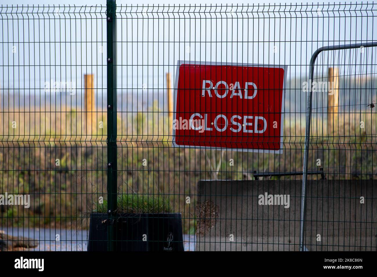 West Hyde, Regno Unito. 22nd ottobre 2022. La HS2 South Portal Compound dove il tunnel di Chiltern di 10 miglia si annoia sotto i Chilterns da due macchine di perforazione di tunnel chiamate Florence e Cecilia. Il calcestruzzo per la costruzione dei viadotti ferroviari viene prodotto in cantiere, così come i segmenti di tunnel a parete in calcestruzzo. La fase 1 del progetto del HS2 risulta essere notevolmente superiore al budget e il Tesoro ha chiesto una revisione finanziaria. Gli ambientalisti stanno continuando la loro lotta per ottenere HS2 da annullare. Credit: Maureen McLean/Alamy Live News Foto Stock