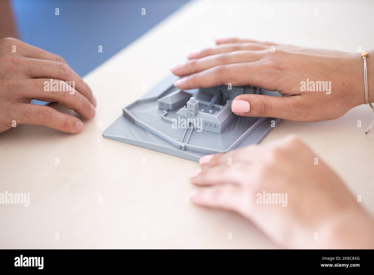 Persone con disturbi della vista utilizzando mappe tattili, modelli 3D di centri cittadini, luoghi di interesse, strade Foto Stock