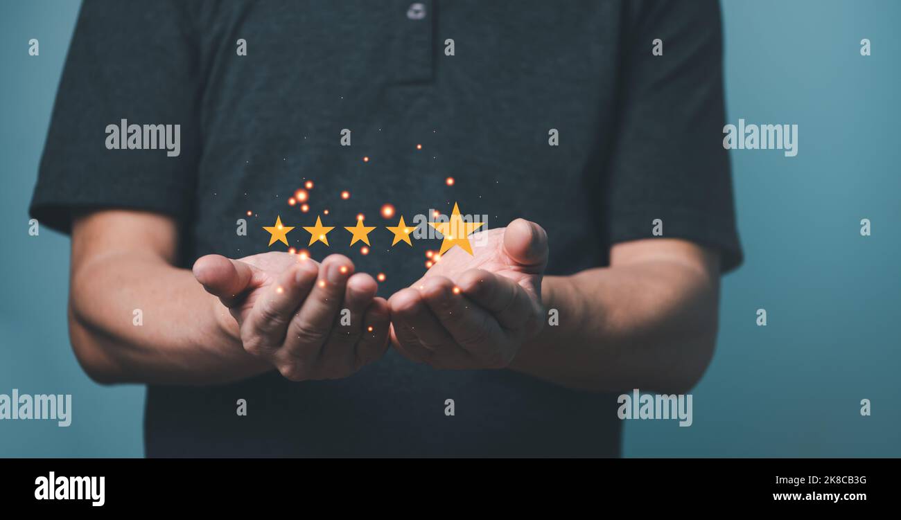 Concetto di customer experience, miglior eccellente servizio per la soddisfazione, mano di cliente che detiene e dare una valutazione a cinque stelle. Foto Stock