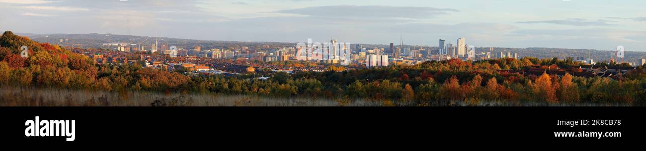 Una vista sul centro di Leeds in un giorno d'autunno da Middleton Park Woods Foto Stock