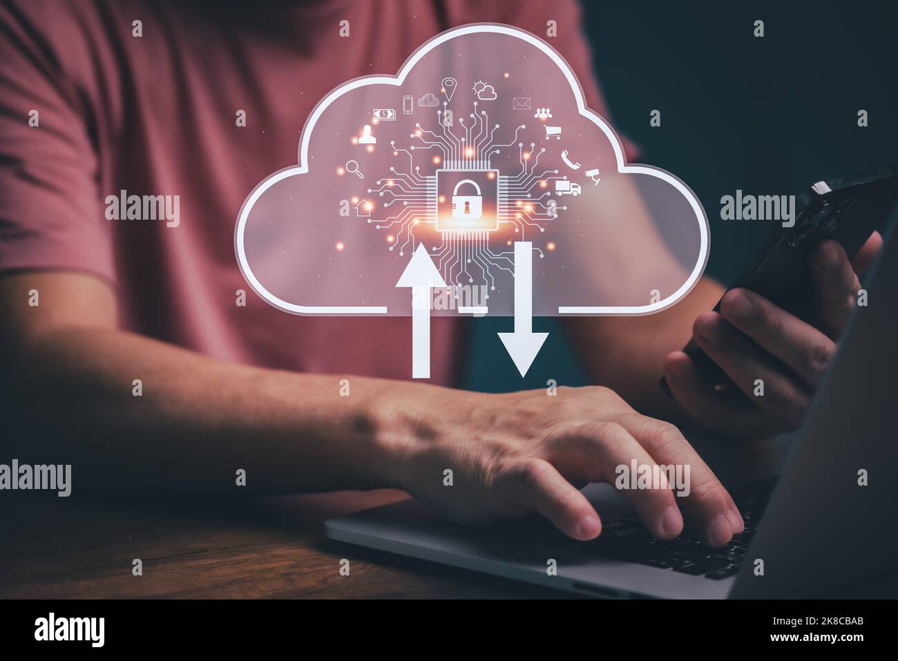 Uomo d'affari che utilizza computer con analisi dei big data e business intelligence concetto di gestione del cloud computing con icone grafiche e grafici su una digita Foto Stock