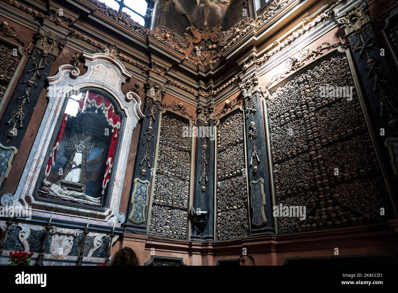 L'ossario all'interno del Santuario di San Bernardino alle ossa, piccola cappella laterale accanto alla Basilica di Santo Stefano, nel centro di Milano Foto Stock