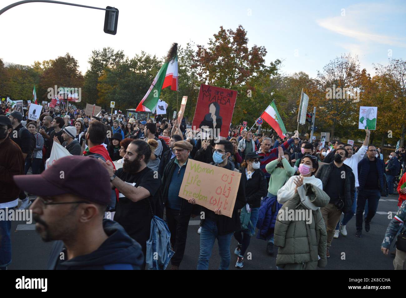 Berlino, Germania - 22 ottobre 2022 - decine di migliaia di persone hanno protestato contro il regime iraniano e contro i mullah e hanno sostenuto le proteste iraniane. (Foto di Markku Rainer Peltonen) Foto Stock